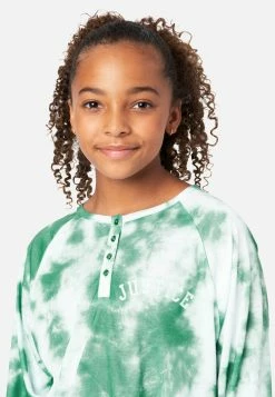 KOMAR Plus Sizes Patterned Henley Pajama Set