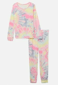 Komar Patterned Raglan Pajama Set Plus Sizes